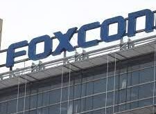 Foxconn Halts Chinese Worker Shipments to India Amid Delays in Critical Equipment for iPhone Manufacturing